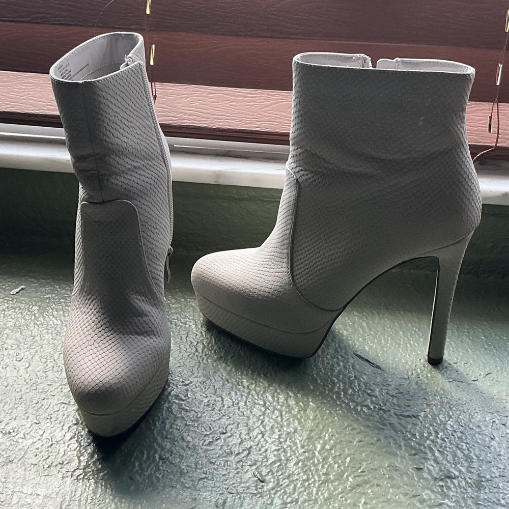 JustFab Light Gray Textured Heeled Boots